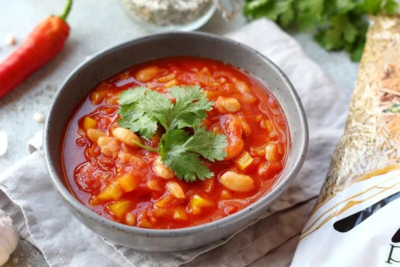 Красный фасолевый суп с курицей. Томатно-фасолевый суп. Острый томатно-фасолевый суп. Суп с фасолью. Суп с болгарским перцем.