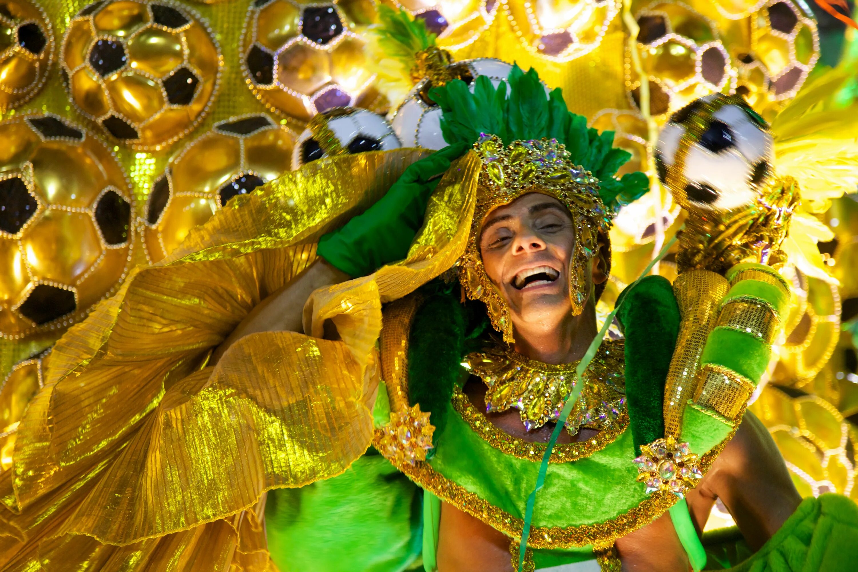Бразильские фонки 1 час. Марди гра Бразилия. Карнавал в Бразилии. Карнавал в Рио-де-Жанейро люди. Бразилия Пеле карнавал.