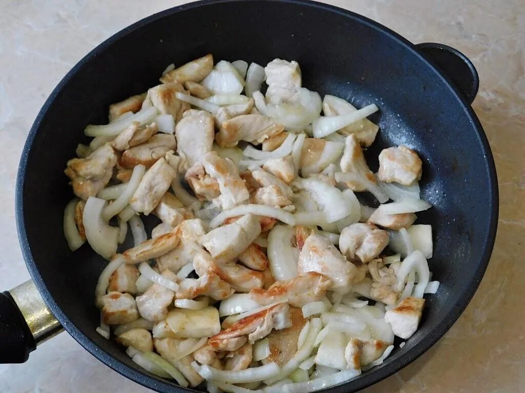 Пассерованный лук с грибами. Курица жареная на сковороде с луком. Обжарить курицу с луком. Жареная курица с грибами на сковороде.