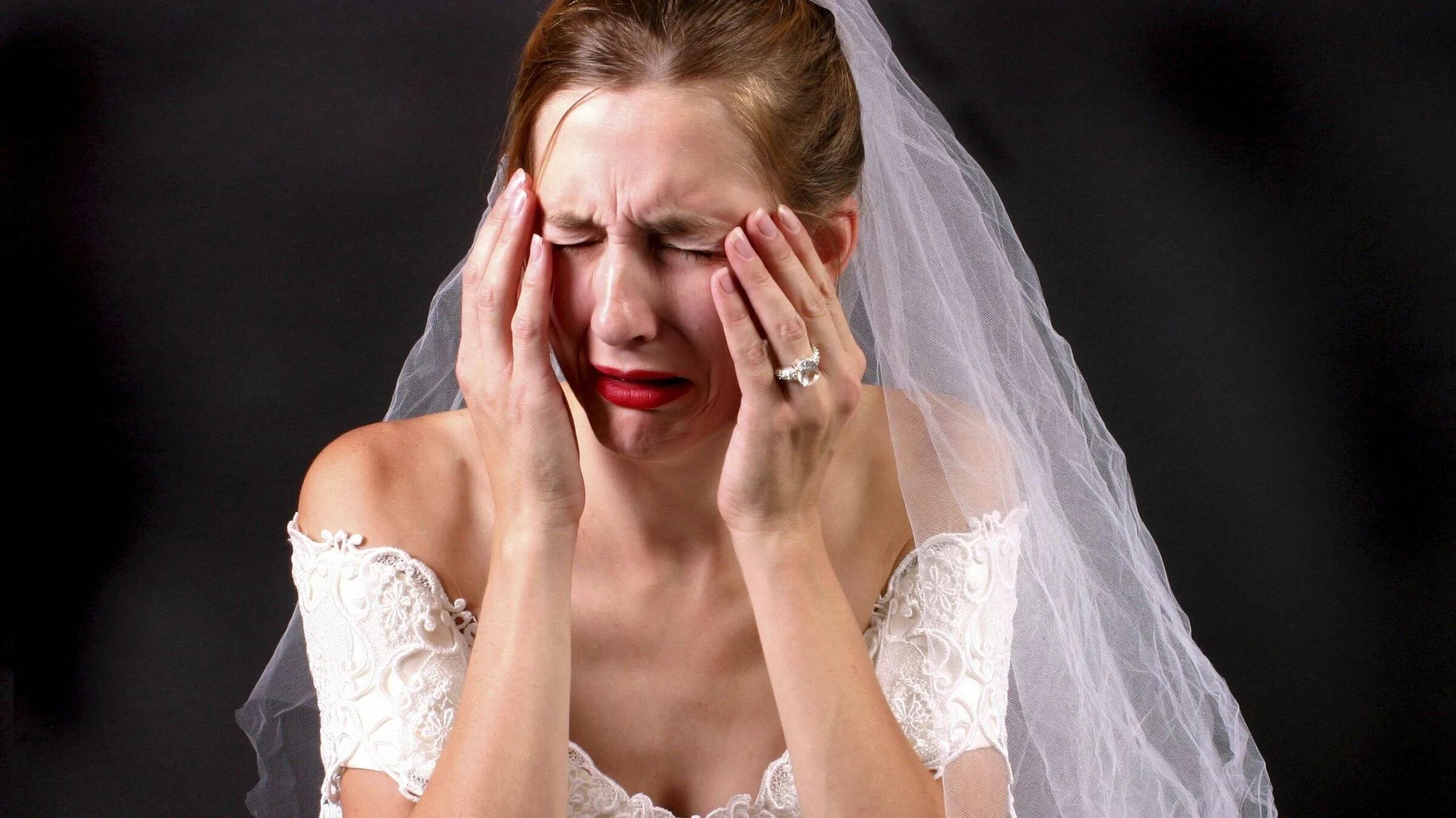 Девушка отказала выйти замуж. Невеста плачет. Предложение руки и сердца девушка отказ. Девушка отказала выйти замуж. Женщина отказывает.
