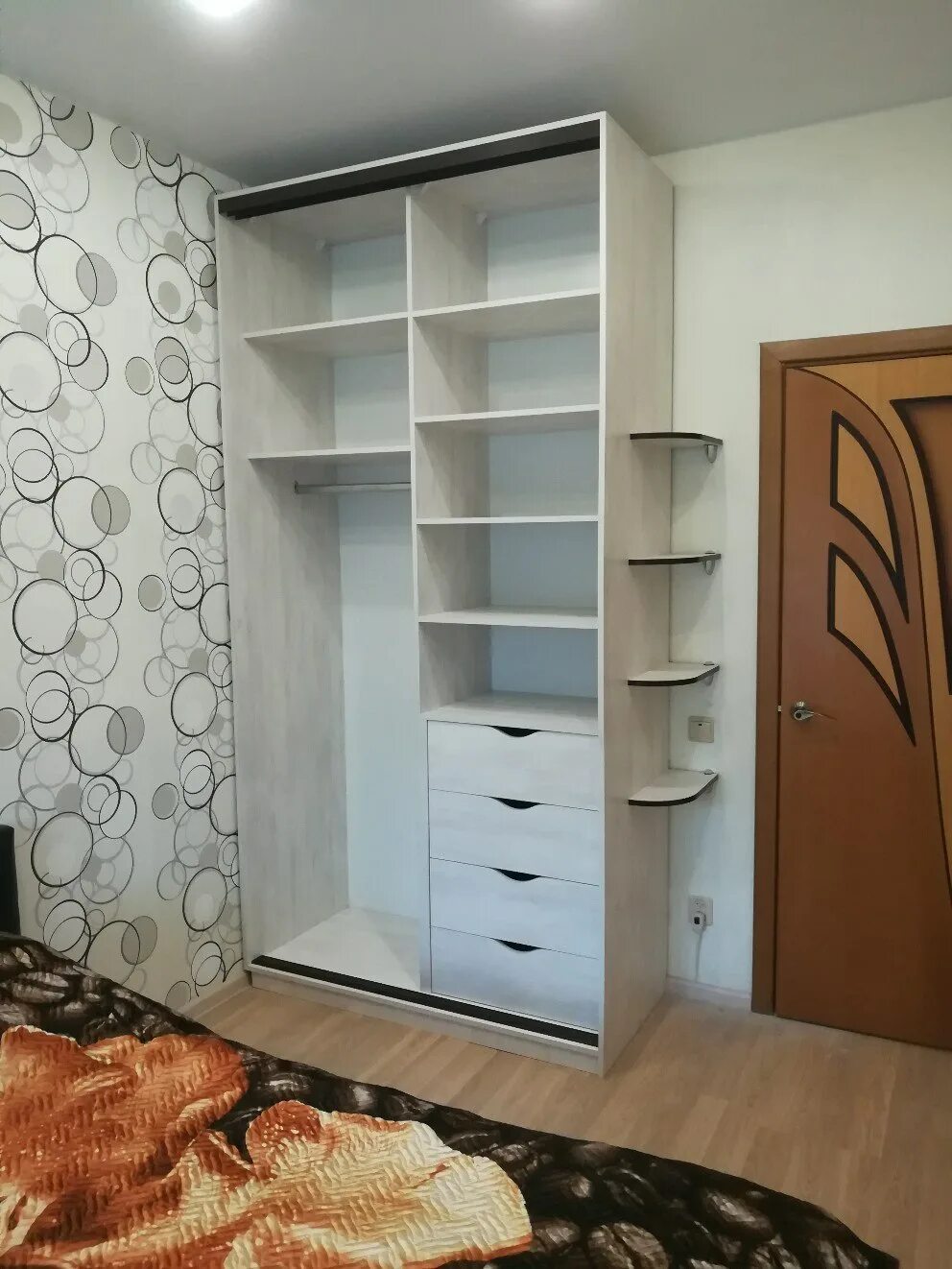 Комнате стоят шкафы