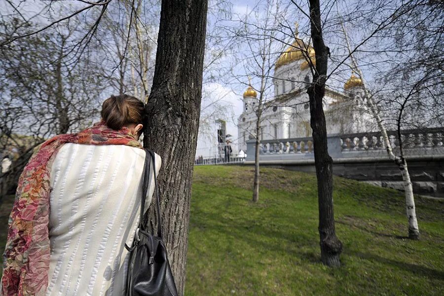 Люди в храме. Люди около храма. Возле церкви. Женщина возле церкви. Приход оставить