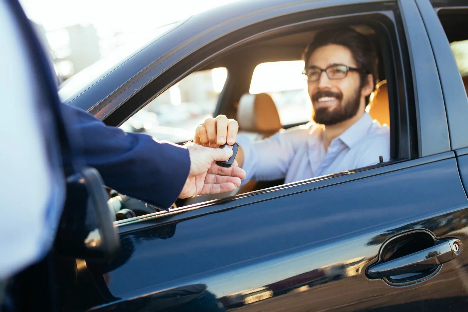 She to work by car. Сотрудничество авто. Оценить автомобиль. Use машины. Договариваются машина.