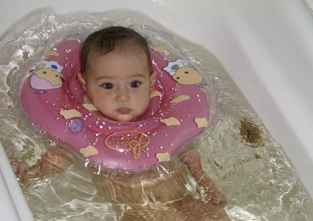 Купать с кругом на шее. Круг для купания новорожденных. Круг для плавания новорожденных. Ванна для купания новорожденных в круге. Детский круг в ванну.