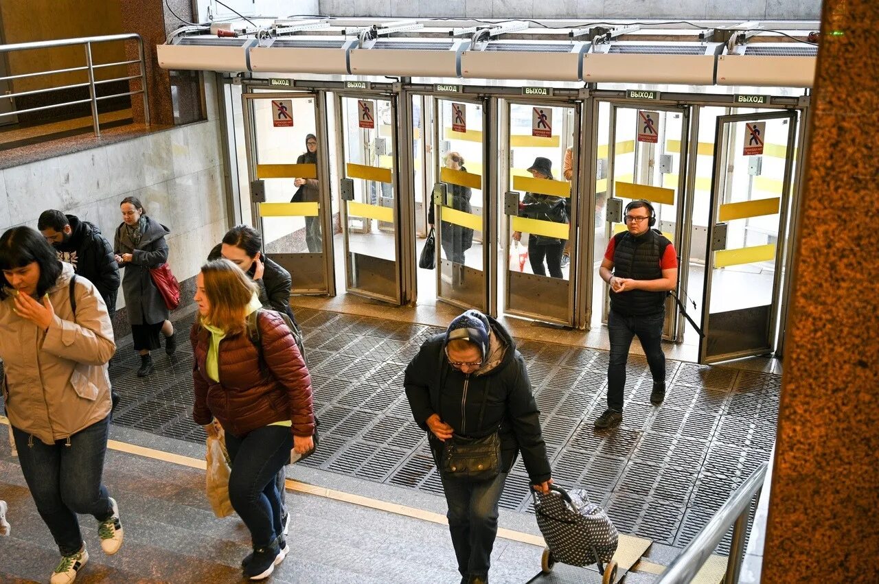 Почему закрыто метро в питере. Метро фото. метро закрыта. с днем метрополитена. платформа метро.