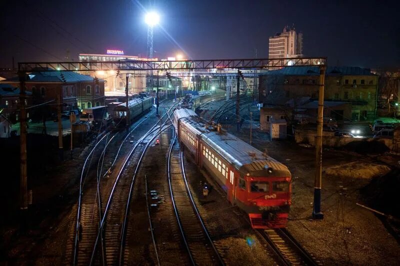 ЖД вокзал Искитим. Станция РЖД Нижегородская. РЖД Нижний Новгород. Нижний Новгород ЖД вокзал ночью. Электропоезда искитим