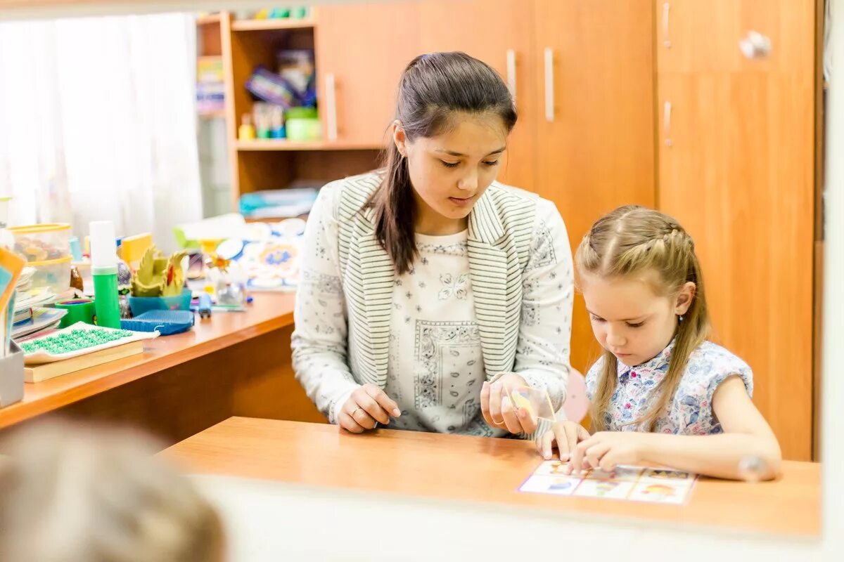 Бесплатные занятия с логопедом. Занятия с логопедом. Занятия с логопедом в школе. Занятия с дефектологом. Дети у логопеда в школе.