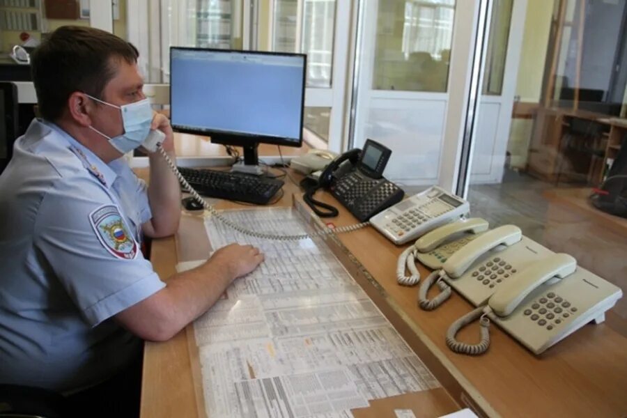 Дежурная часть московской области телефон. Телефония полиция. Дежурный полиции. Телефон полиции. Дежурная часть МВД.