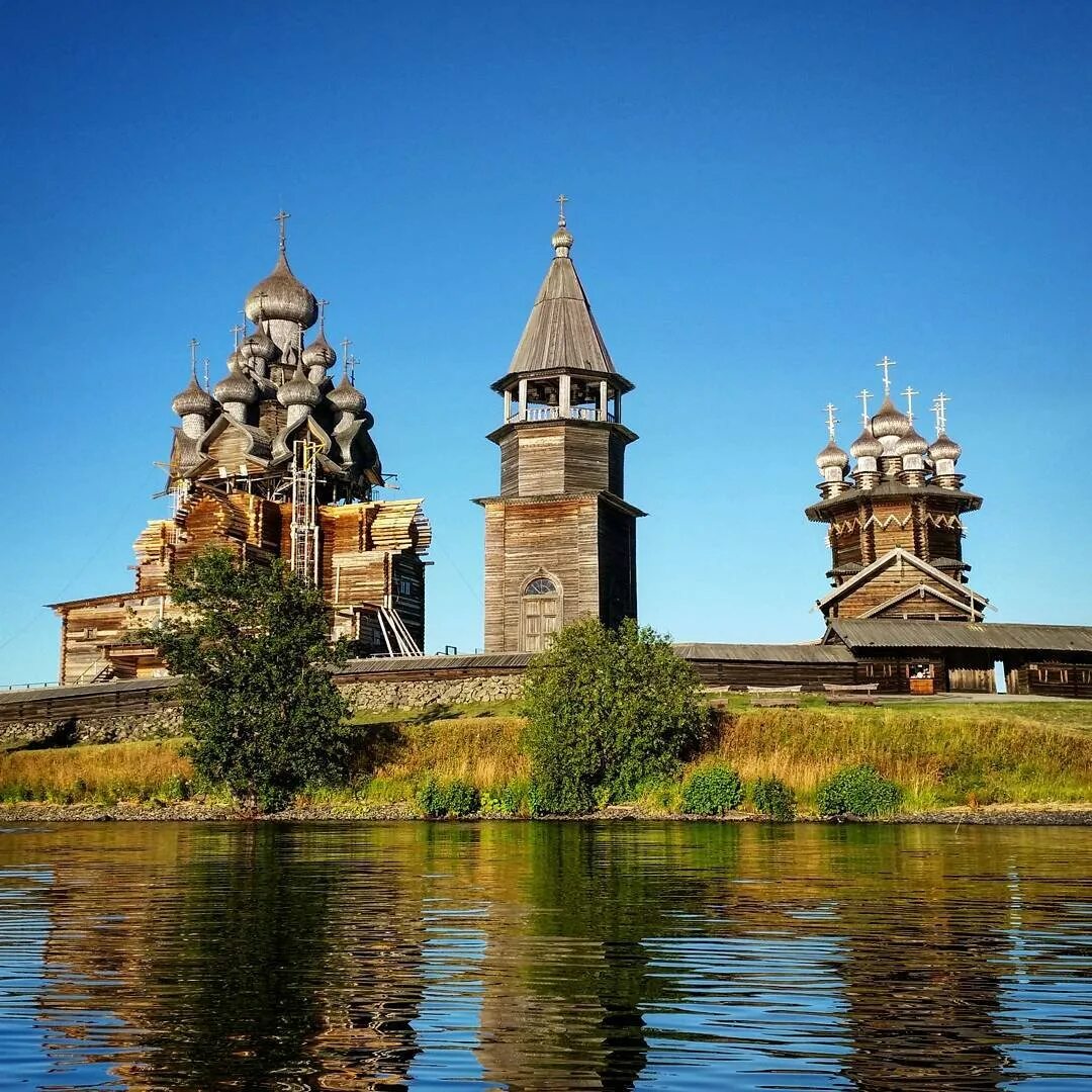 Музей на острове кижи. Кижи музей-заповедник. Музей-заповедник «Кижи» (о. Кижи). Кижский Погост Карелия. Остров музей Кижи Карелия.