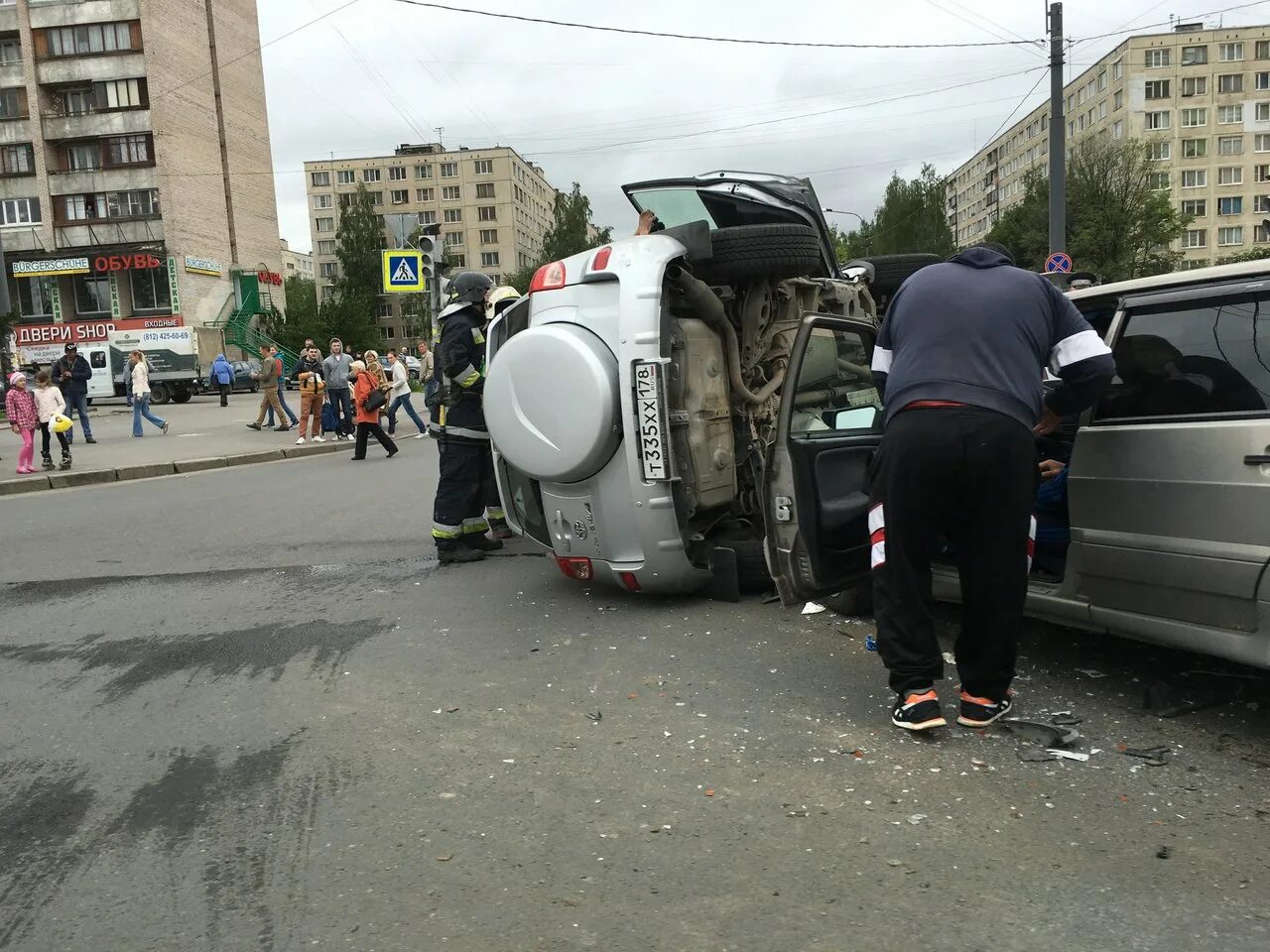 Сегодняшняя авария на улице Большевистская. Улица Подвойского и ул Большевиков перекрёсток. Перекрёсток Большевиков Подвойского. Завалиться набок