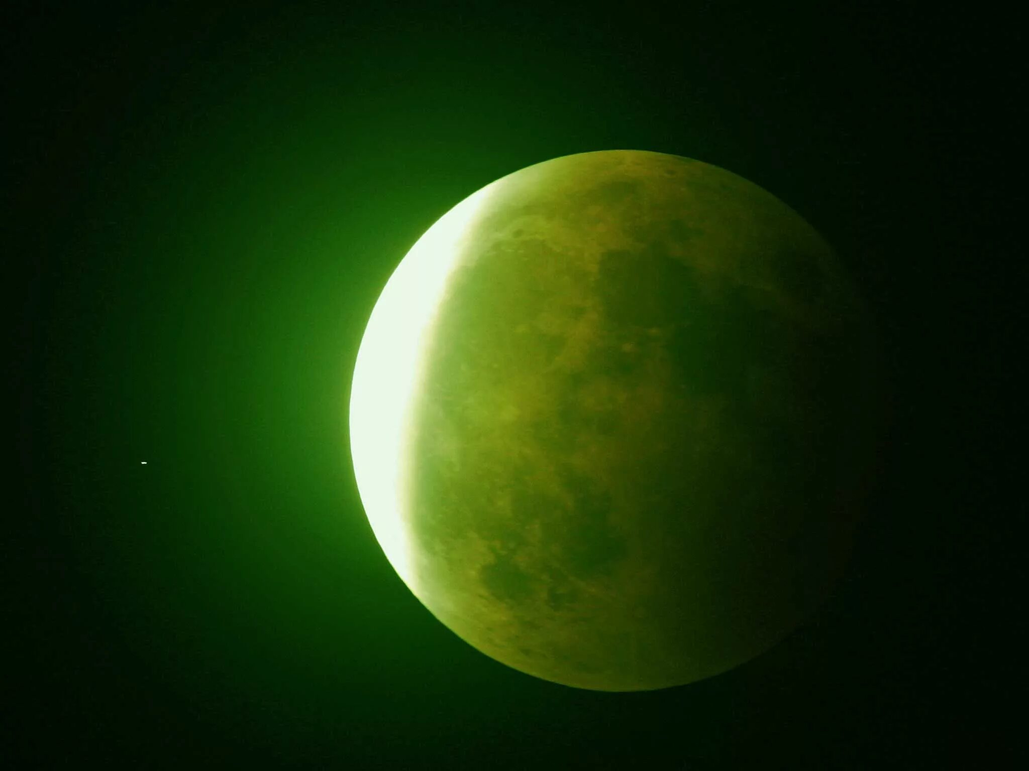 Зеленая Луна. Салатовая Луна. Зелёная Луна явление. Луна светло зеленый.