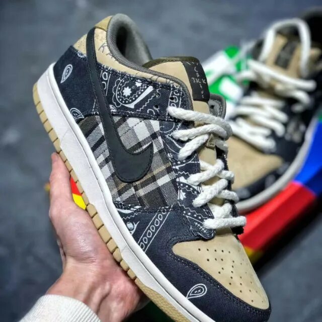 Шнуровка dunk. Nike SB Dunk Travis Scott. Данки кроссовки Трэвис Скотт. Кроссовки Nike Dunk SB Travis Scott. Кроссовки найк Dunk Trevers cot.