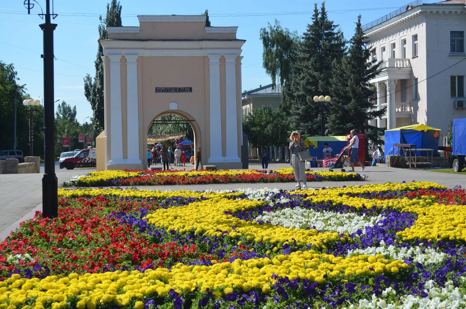 Какое будет лето в омске. Тарские ворота Омск. Тарские ворота Омск летом. Омск Тарские ворота ночью. Город Омск фонтан у Тарских ворот.