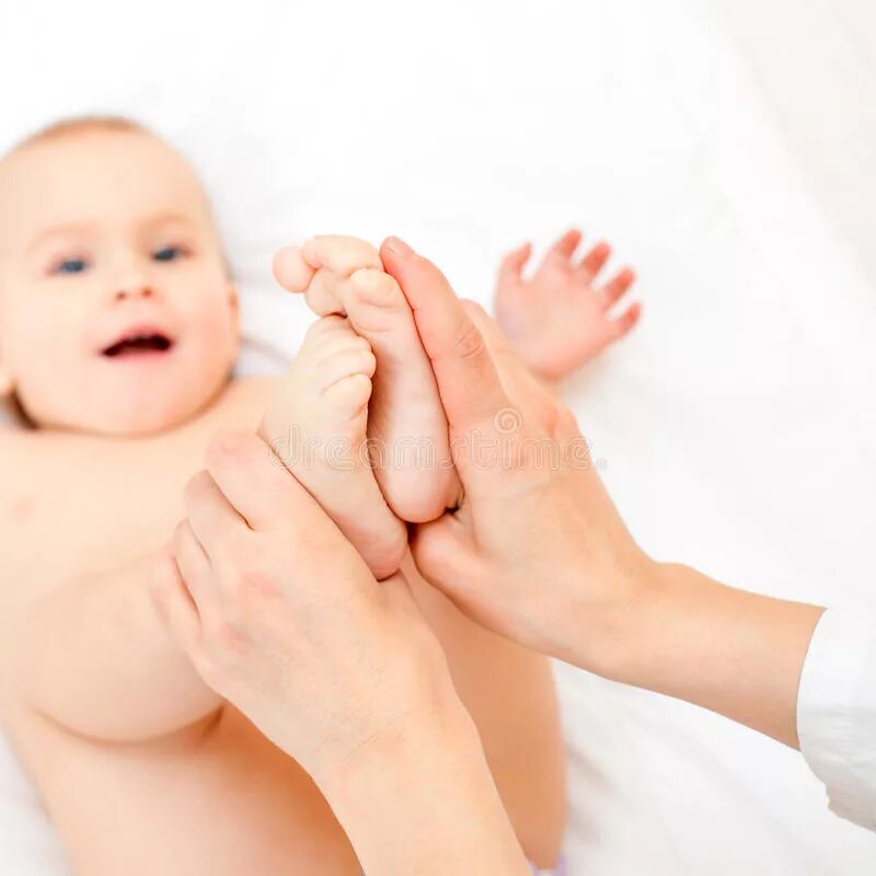 Массаж детям фото. Massaging Baby foot. Little Baby massage. Стучать по ступням грудничку массаж.