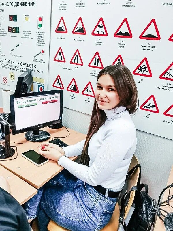 инструктор автошколы. сколько идет занятие в автошколе. сколько длится обучение в автошколе. автошкола вождение часов. урок в автошколе.