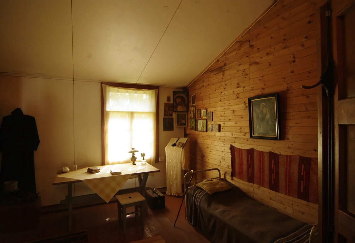 келья в святогорском монастыре. монастырская келья современная. монашья келья. келья инока. архимандричьи кельи.