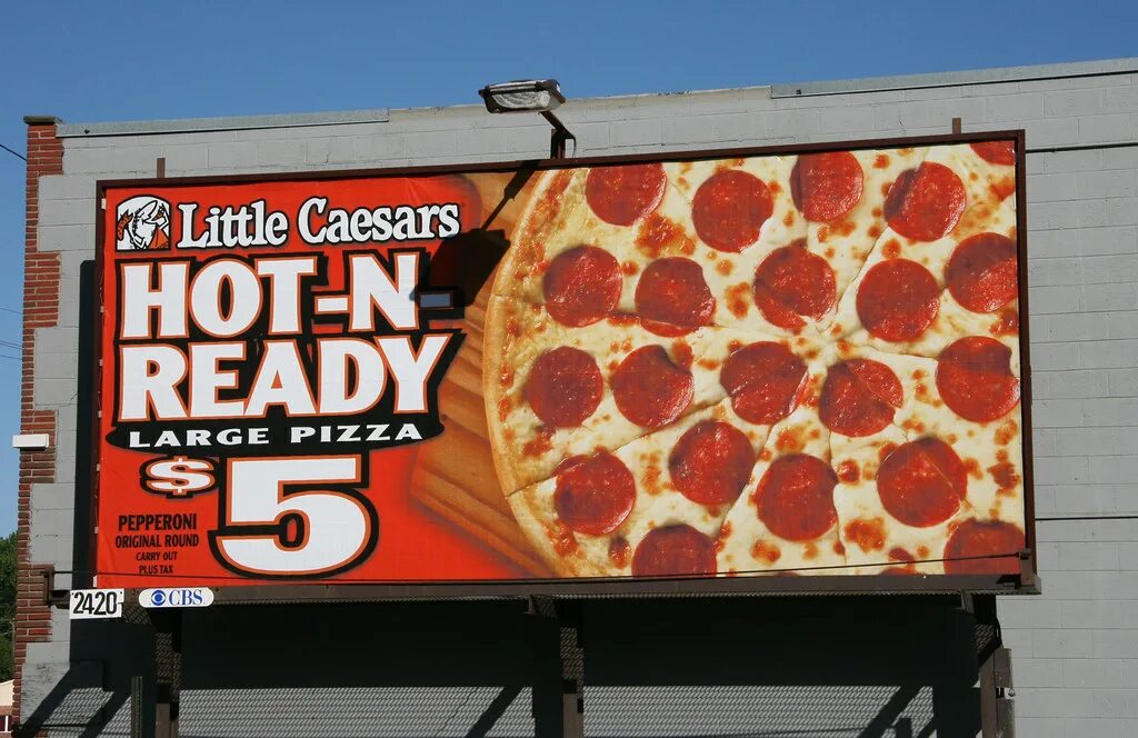 Билборд пицца. Билборд пиццерии. Рекламный щит пицца. Билборд реклама пиццы.