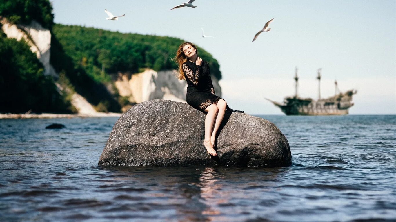 Stone woman. Сидит на Камне. Девушка на Камне. Девушка на Камне у моря. Фотосессия на камнях.