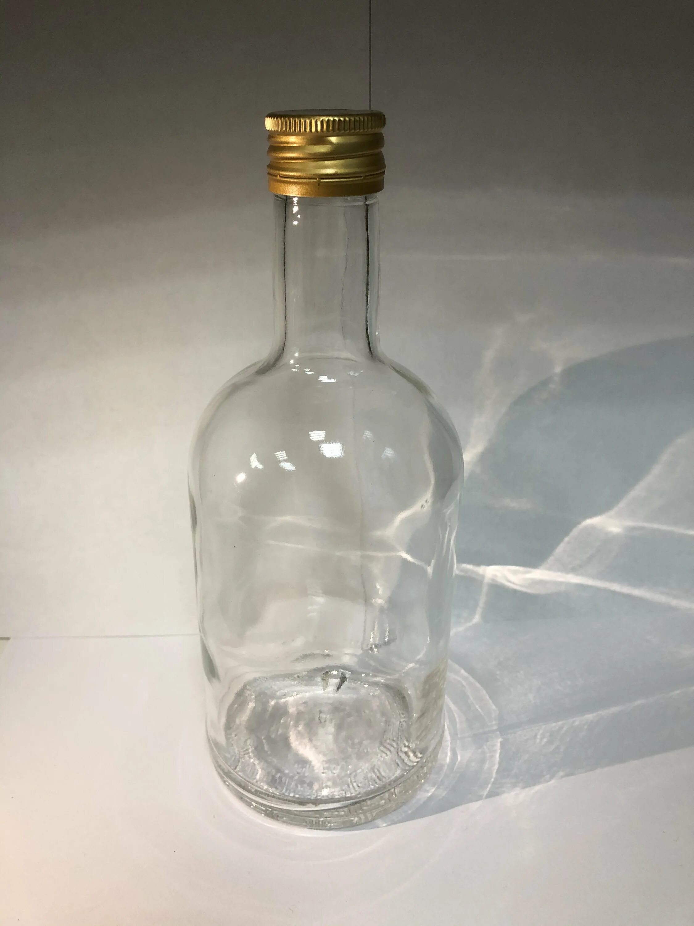 Бутылки 0 5л. Бутылка Абсолют 0.5. Бутылка водочная «Абсолют» 0,7 л. Винтовая крышка для бутылок. Бутылка стекло с винтовой пробкой.