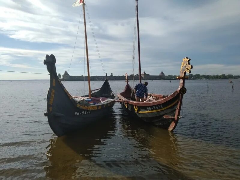 Ладья санкт петербург. Ладья по реке. Паруса Ладоги. Ладья на Ладоге. На ладье по Ладоге.