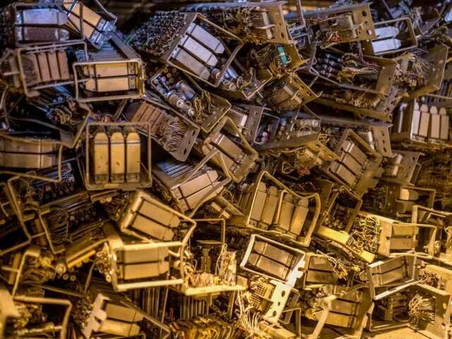 завод по переработке металлолома из картона. переработка драгоценных металлов. золото и драгметаллы. рециклинг цветных металлов. отходы драгоценных металлов.