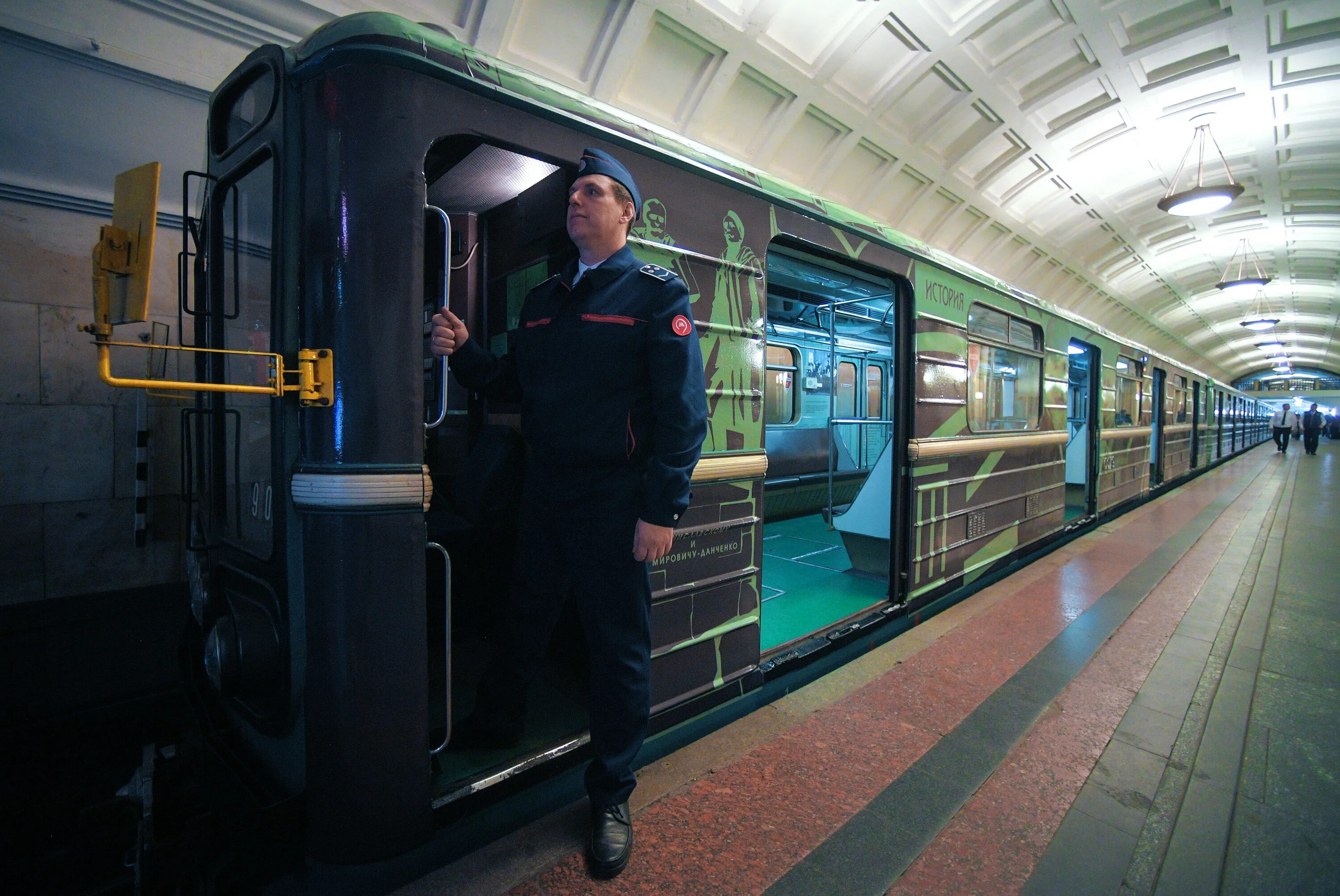 Замоскворецкая линия линии метрополитена. Тематические поезда метро. Машинисты Замоскворецкой линии метрополитена. Замоскворецкая линия метро поезда. Поезда на Замоскворецкой линии.