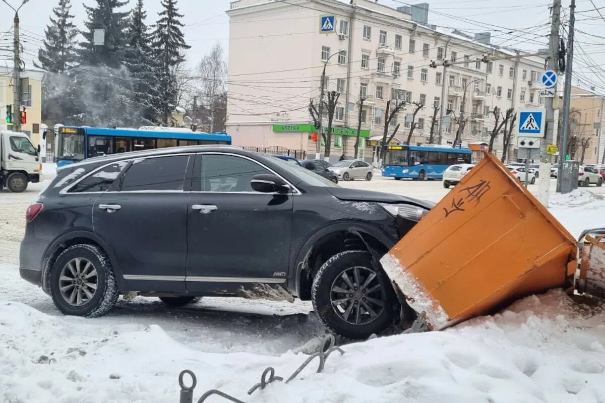 Твери ньюс. Наезд на пешехода на тротуаре. ДТП Вышний Волочек 14.01.22. ДТП наезд на стоящее транспортное средство.