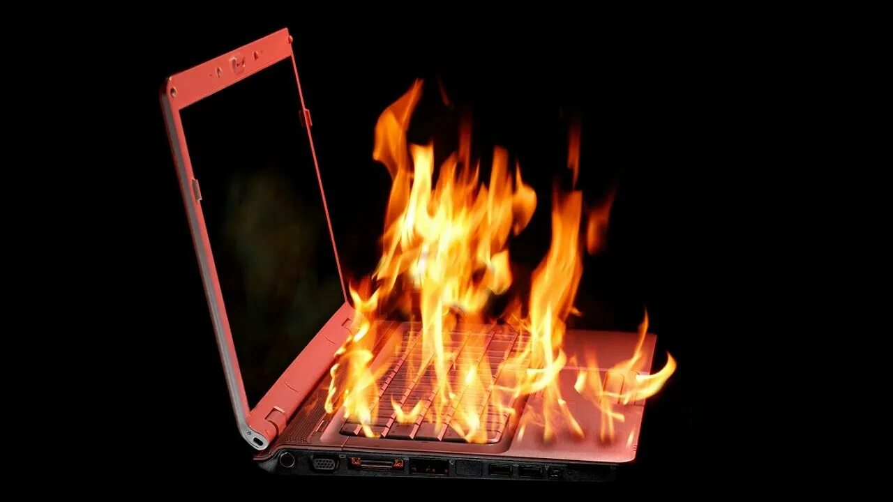 Ноутбук в огне. Ноут горит. Компьютер нагревается. Сжечь ноутбук.