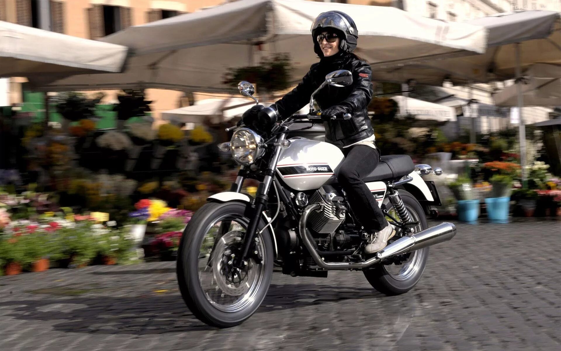 Байкер на мотоцикле. Мотоцикл для путешествий. Riding motorbikes. Мотоцикл на дороге. Riding a motorbike.