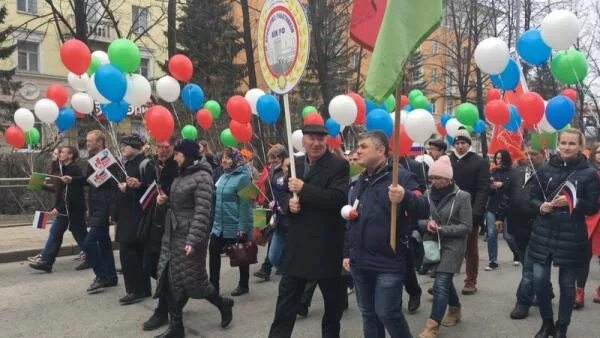 Праздничная колонна к 1 мая. Колонна на демонстрации 1 мая. Архангельск 1 мая. Архангельск день Победы.