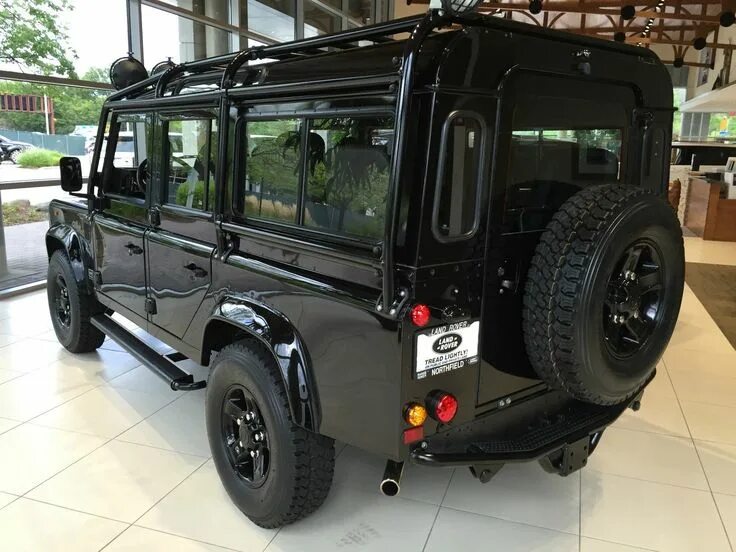 Defender auto купить. Landrover Defender 110 бак. Деффендер блек 20. Блэк н Блэк Дефендер. Дефендер с чёрным эффектом.