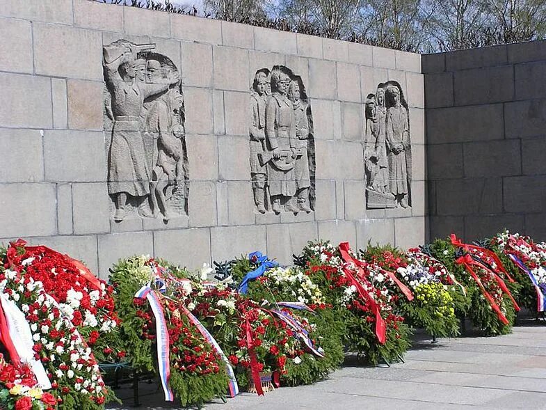 Похороненных на пискаревском. Мемориал на Пискаревском кладбище. Пискарёвское мемориальное кладбище Родина мать. Монумент «Родина – мать» Пискаревское. Монумент Родина мать на Пискаревском кладбище.