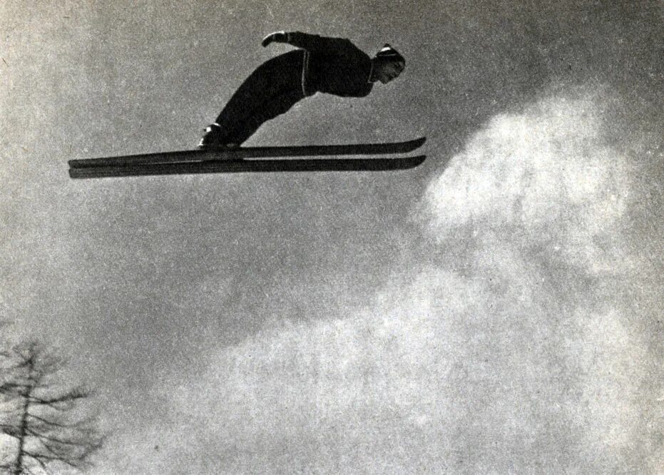 Прыжки с трамплина на лыжах 20 век. Прыжки на лыжах с трамплина 1912 год. Первый прыжок с трамплина. Первый прыжок с трамплина на лыжах