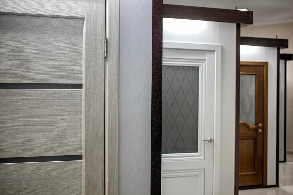 Афина античный орех. Входные двери симферополь. Гриджио цвет двери. Дверь входная версаче с золотом. Панель двери м13 дива.