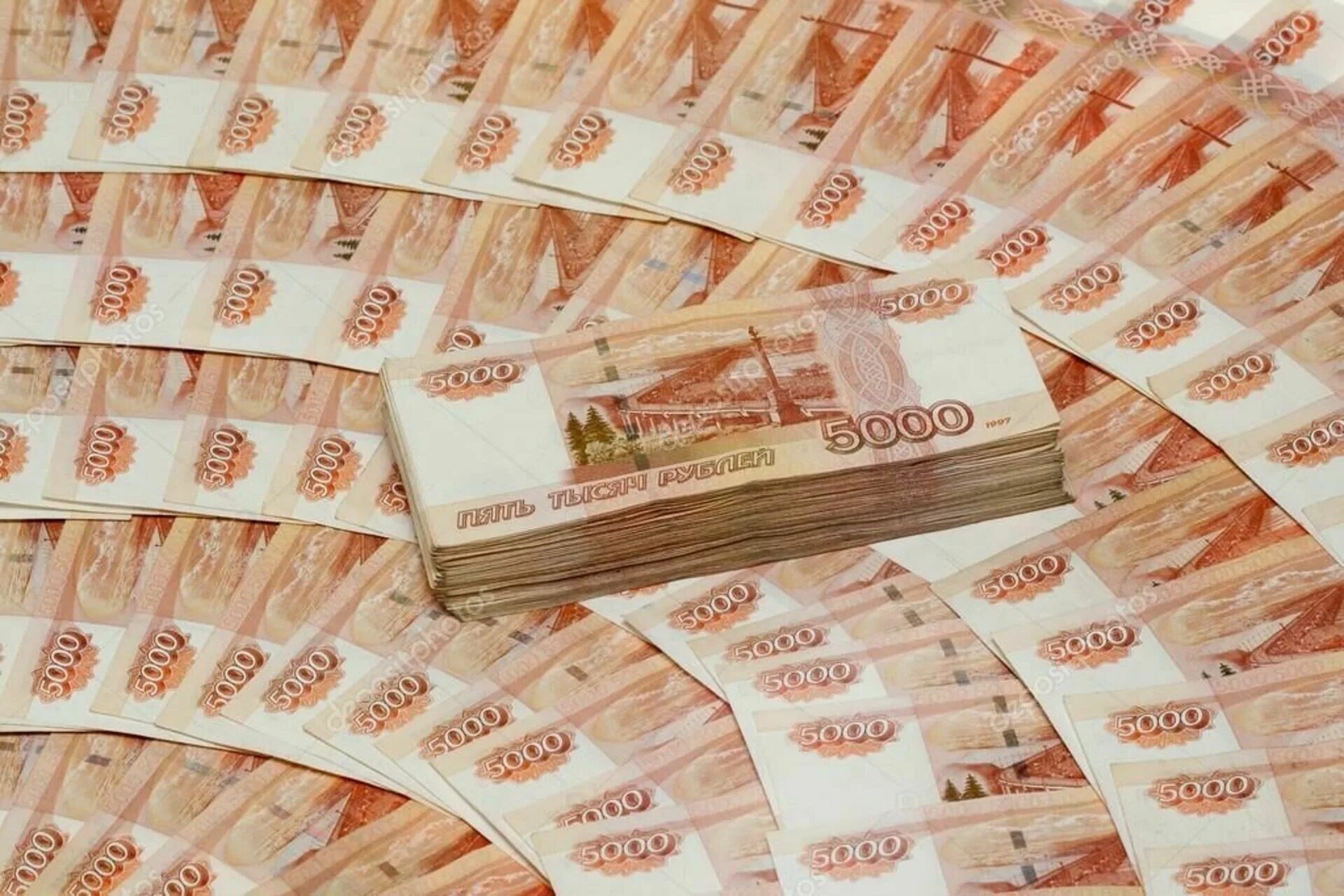 Более пяти тысяч. Пятитысячная купюра. много рублей. пятитысячниые кцупюбры. пяти тысечневые купюры.