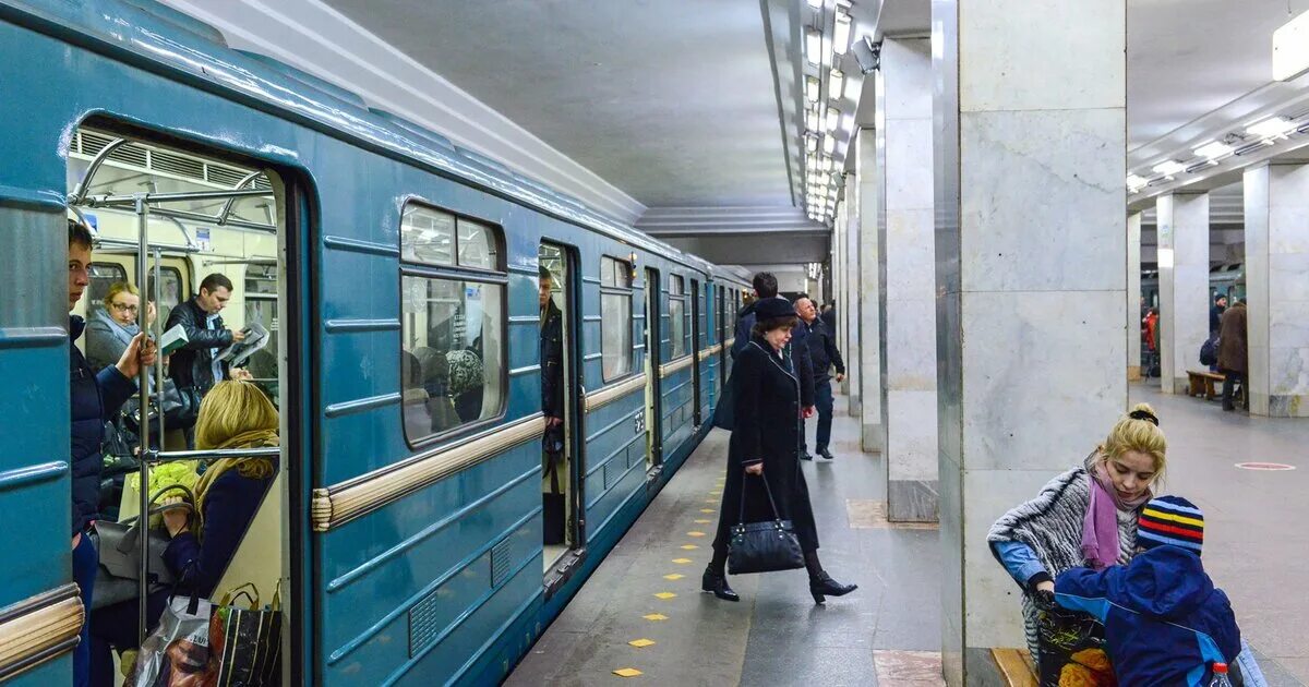 Толпа пассажиров в метро. Выход из вагона метро. Толпа людей в метро. Люди выходят из вагона метро. Двери метро.