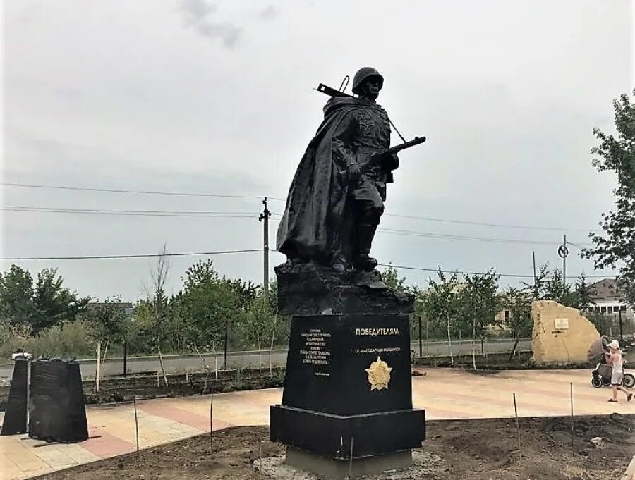 Памятники михайловска. Обелиск города Михайловск Ставропольский край. Памятники в Михайловске Ставропольского края. Памятники ВОВ города Михайловска Ставропольского края. Гармония Михайловск памятники.