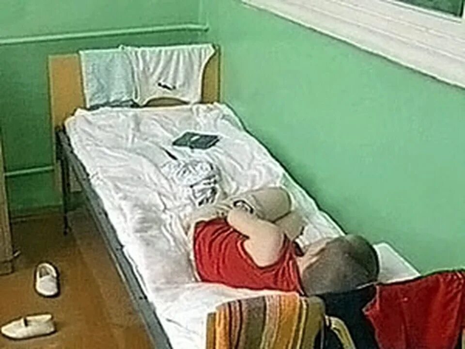 Больной ребенок в лагере дети. Девочки в лагере. Больной ребенок в лагере дети. Больной ребенок в лагере дети. Ребенок в реанимации менингит.