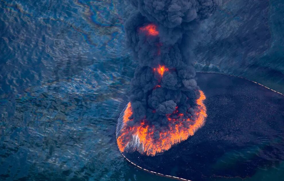 Взрыв на поверхности воды. Deepwater Horizon разлив нефти. Мексиканский залив катастрофа. Экологическая катастрофа в мексиканском заливе. Термический метод ликвидации разливов нефти.