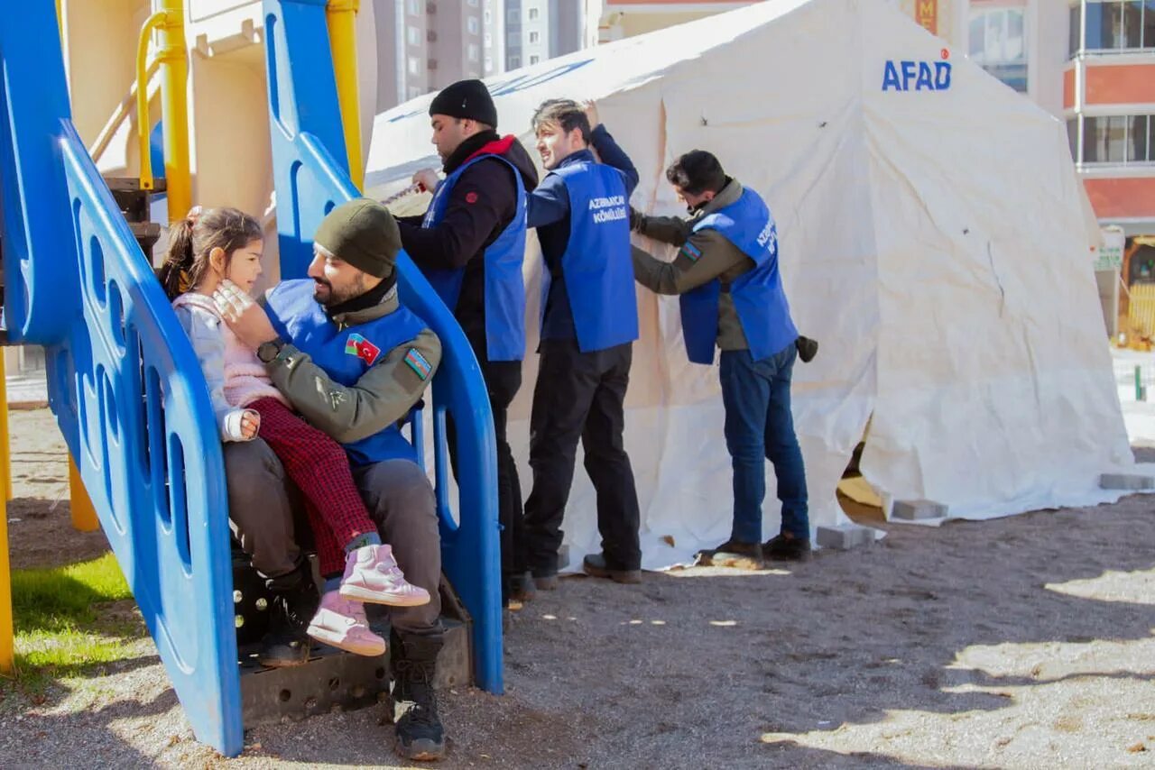 Лагерь. Волонтер в детском лагере. Активная молодежь. Психологическая помощь. Волонтер пострадавший