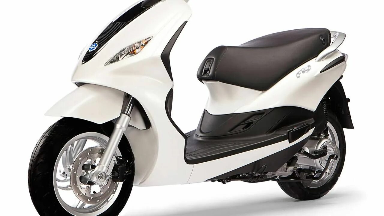 Мопед белый. Скутер Piaggio 50. Piaggio Ice скутер. V900-CX скутер. Скутер белый.