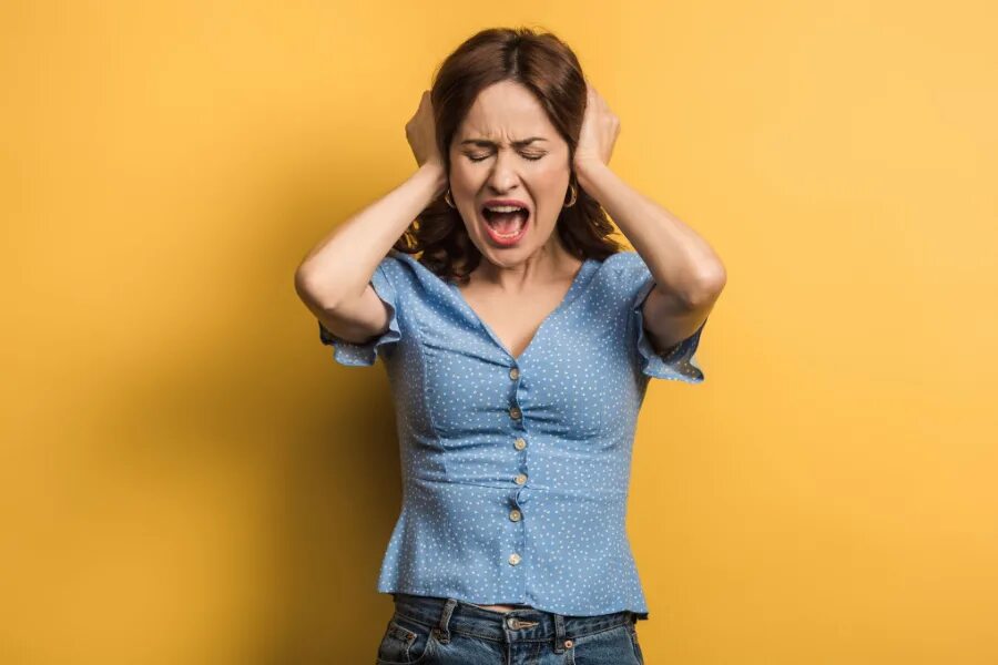 Кричать запереть. Девушка закрывает уши руками и кричит. Схватился руками за голову. Закрытые уши руками. Человек в отчаянии.