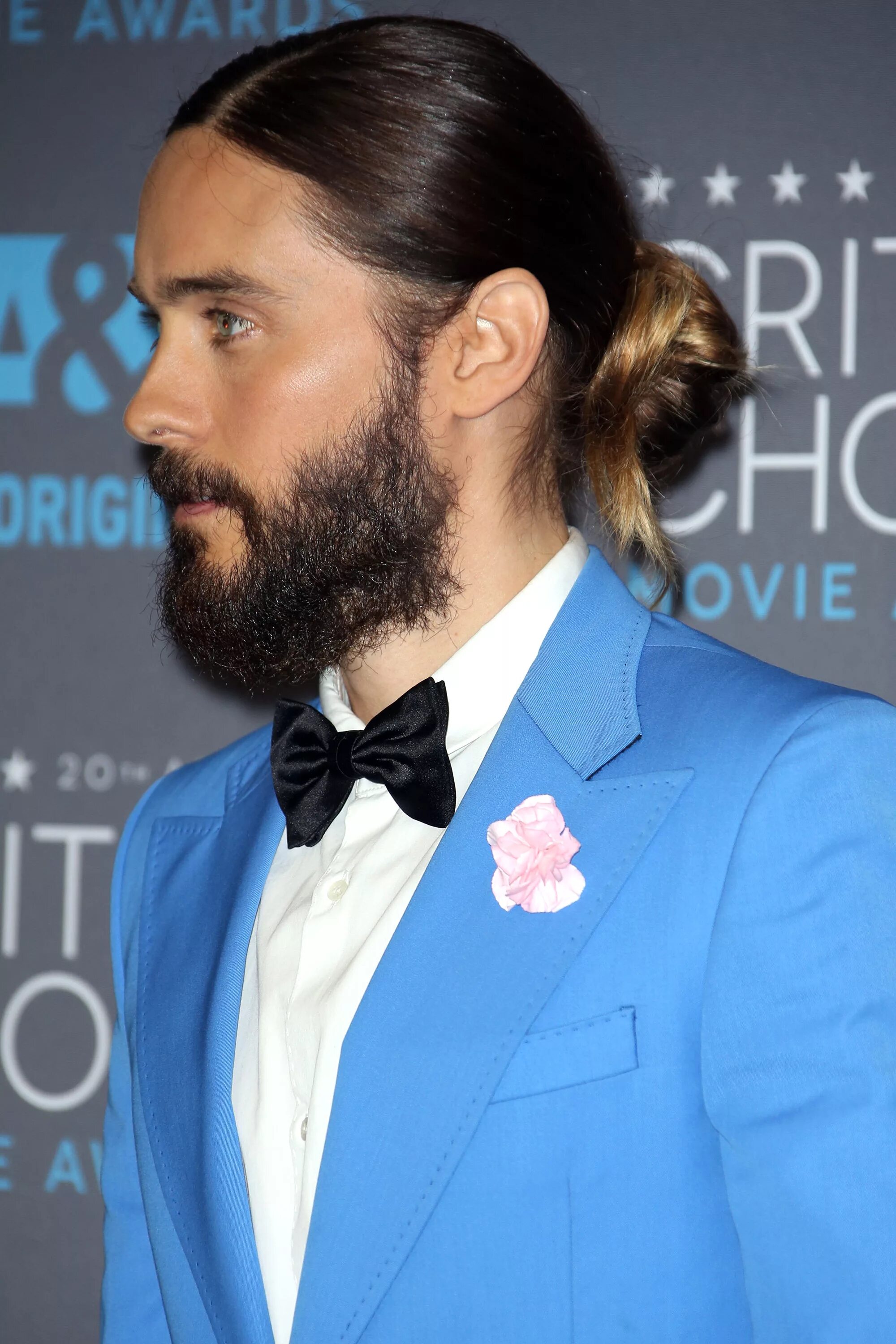 Homme 2017. Джаред лето man bun. Джаред лето с длинными волосами. Джаред лето Мэн бан. Jared Leto с хвостиком.