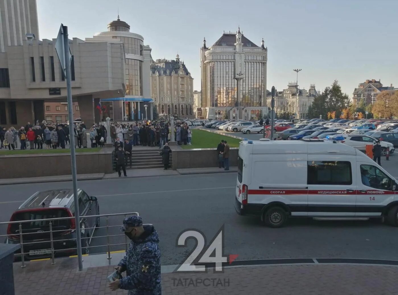 Фото аэропорт казань сейчас. 127 школа казань эвакуация. Эвакуация в казани сегодня. Эвакуация в казани сегодня. Эвакуатор уронил.