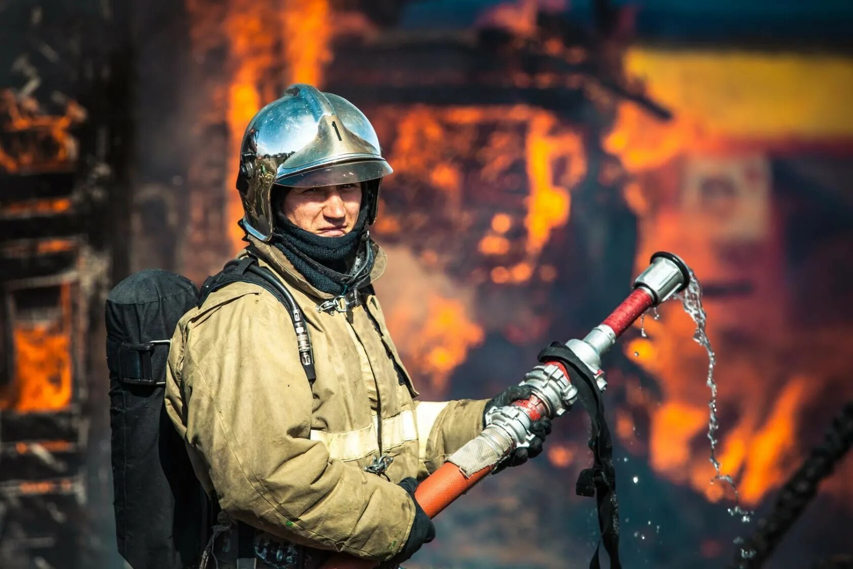 Пожарная охрана. Пожарник. С днем пожарной охраны. Международный день пожарных. Рабочий день пожарного