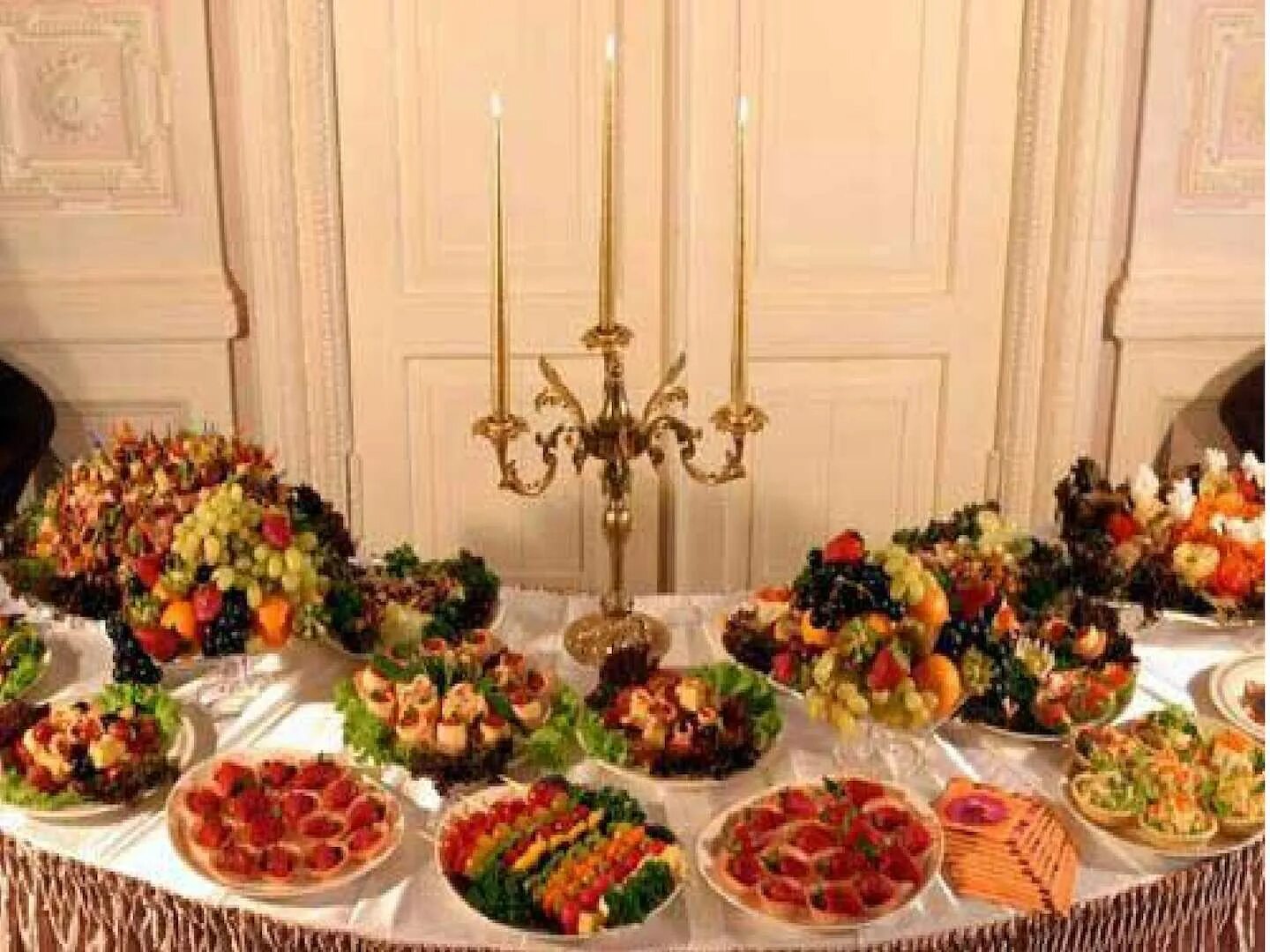 девушка и сладкое. стихи про чаепитие для детей. не откажетесь от угощения. мужской стол с закусками. накрыть праздничный стол.