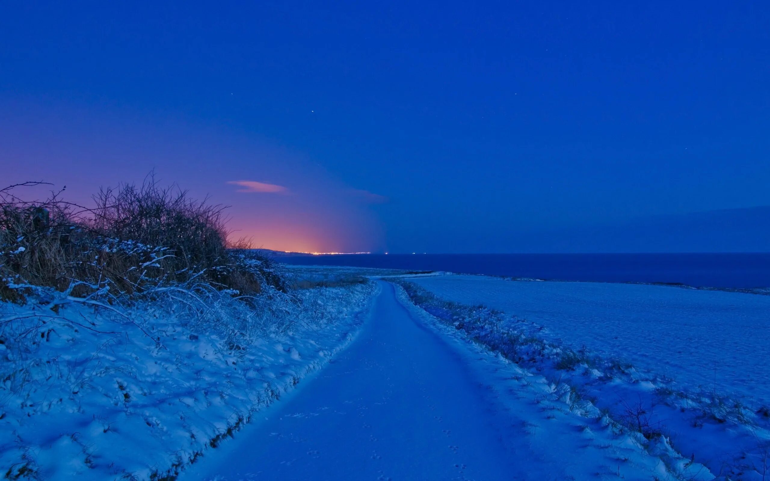 Зимнее поле. Зимний вечер пейзаж. Зимнее поле вечер. Зимнее ночное небо.