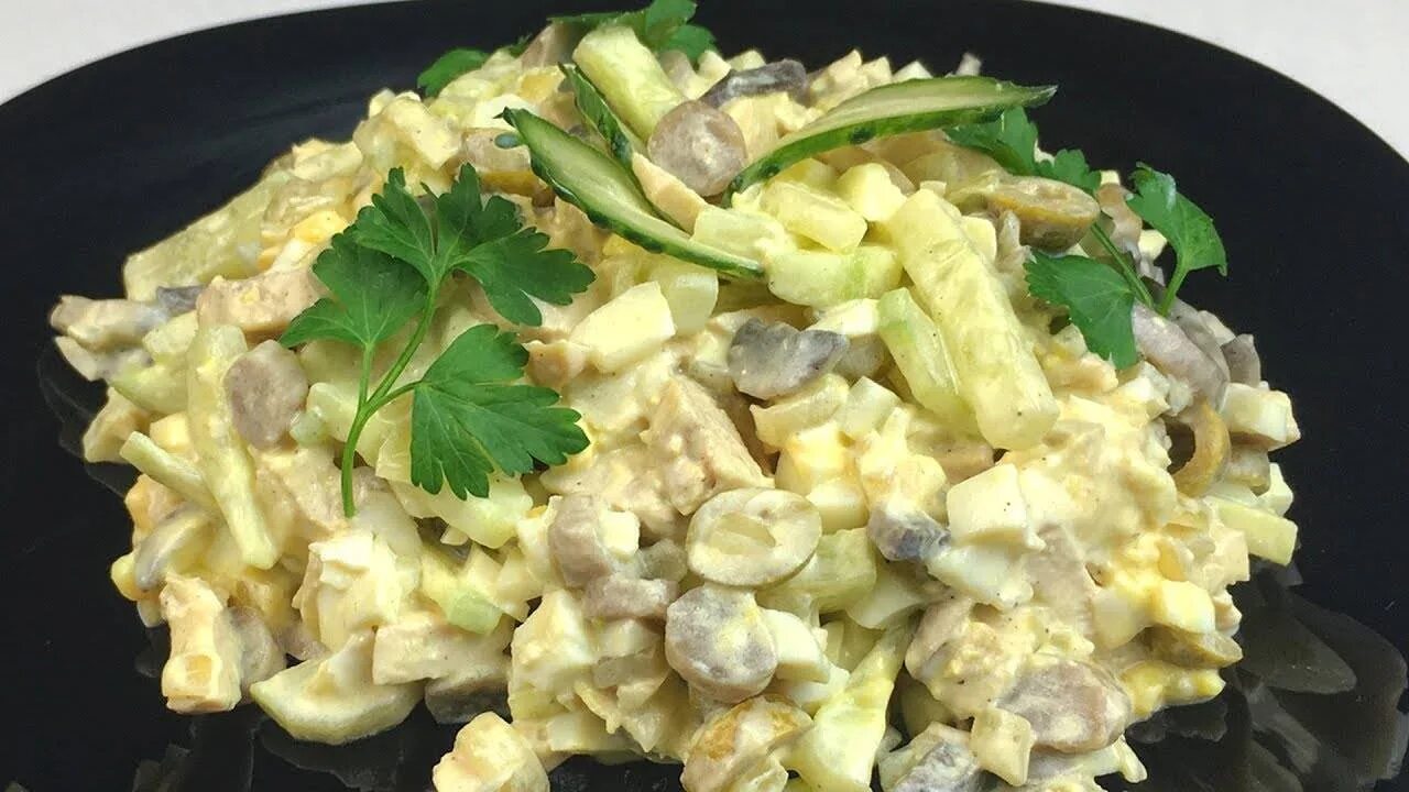 Салат с жареными грибами и курицей и солеными огурцами. Салат с шампиньонами. Салат белорусский вокзал. Салат с шампиньонами и солеными огурцами. Салат с курицей и солеными огурцами.