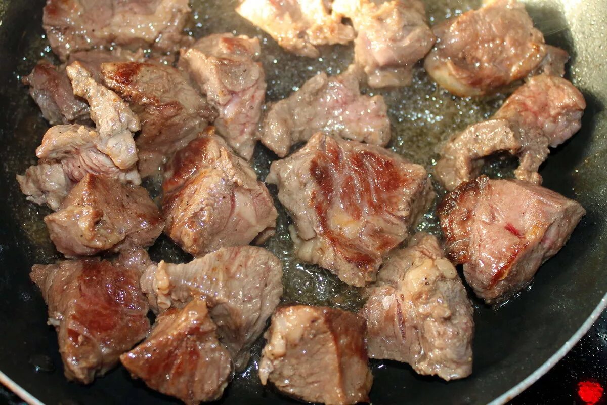 Жаре н нн ое на сковороде мясо. Свинина кусочками на сковороде. Жареное мясо. Жареное мясо на сковороде. Кусочек жареного мяса.