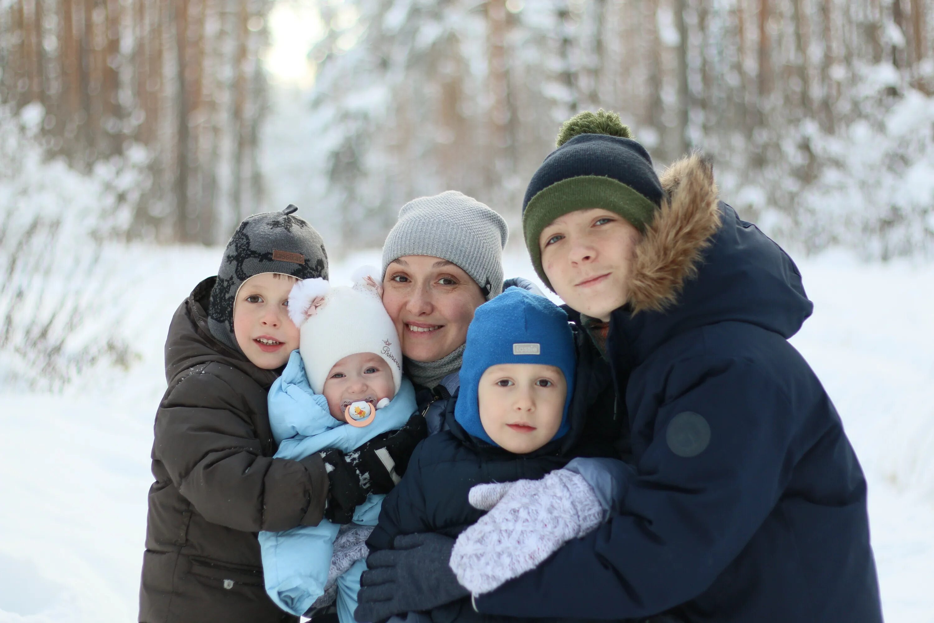 Четверо детей пособия. Многодетная мама. Мама троих детей. Январские дети. Мама с ребенком зимой.